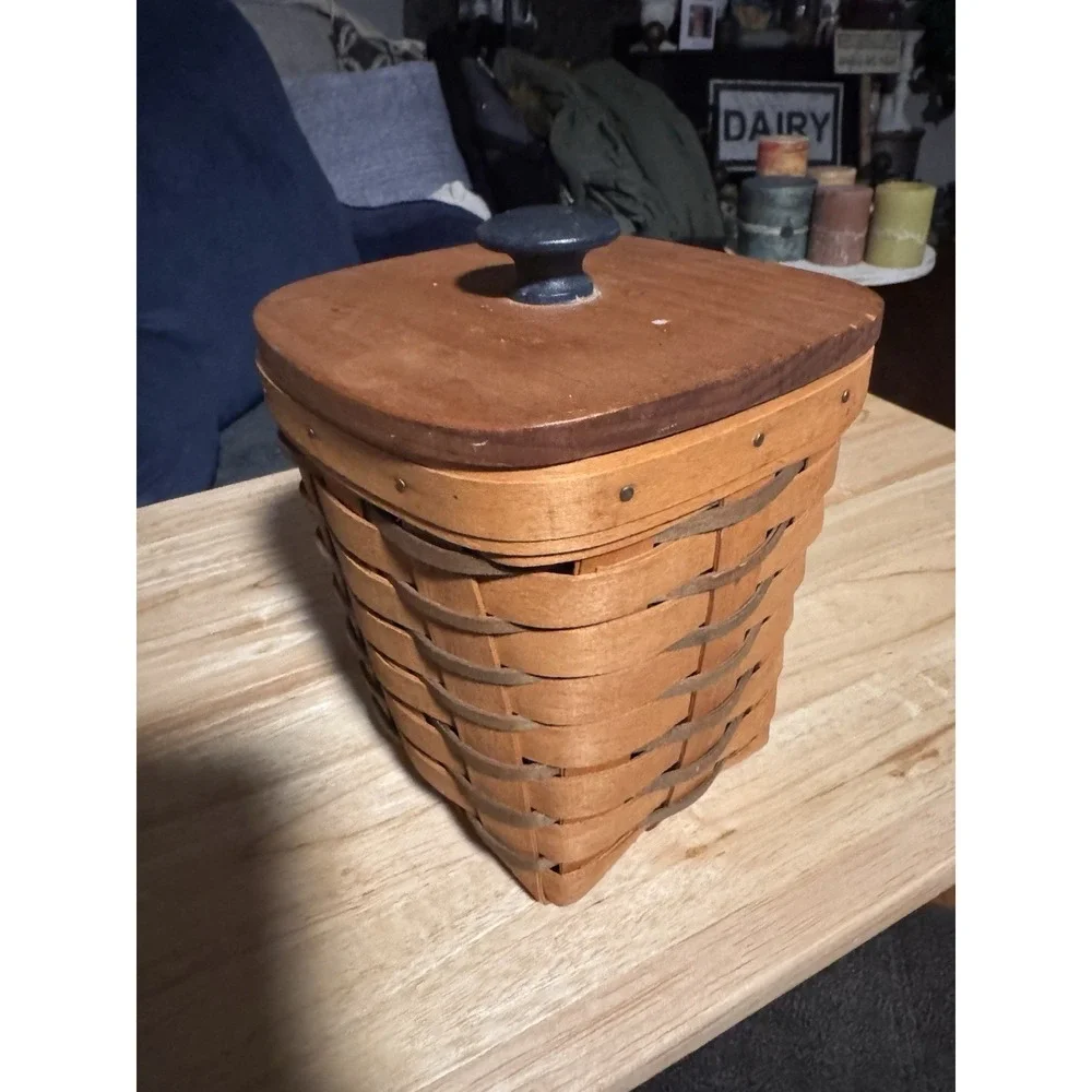 Vtg Longaberger Wood Handwoven 1999 Basket brown basket with lid Liner Marked